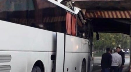"Жертвы" "моста глупости": автобусы и грузовики застревают в Семее