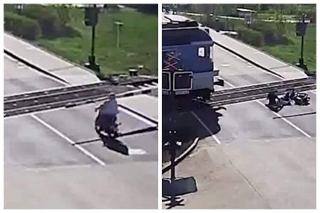 85-летний мотоциклист упал на рельсы и в последний момент избежал смерти под поездом