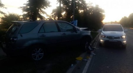 Lexus с уснувшим водителем врезался в щит на трассе Алматы - Талгар