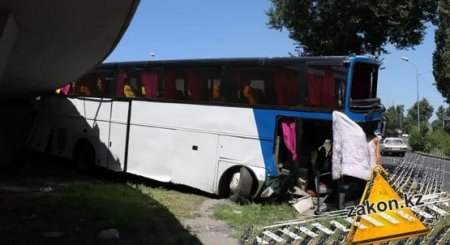 Водитель упавшего с моста в Алматы рейсового автобуса рассказал о причинах ДТП