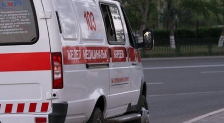 Женщина с ребенком попали под автобус без водителя в Алматы