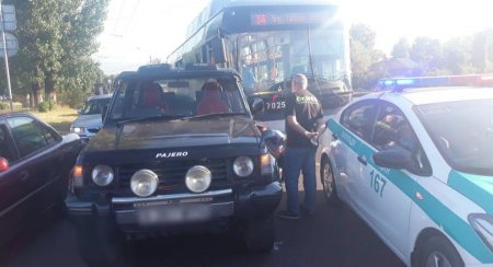 Автобус врезался во внедорожник в Алматы: пострадали пассажиры
