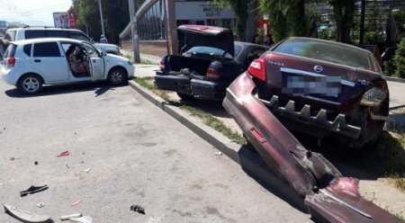 Водитель на авто врезался в машины на парковке в Алматы