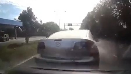 Mazda 3 с неисправными «стопарями» устроила аварию близ Алматы