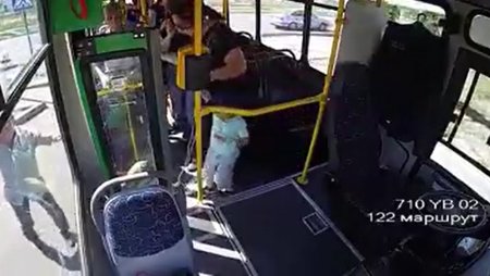 Видео: автобус без водителя сбил женщину с ребёнком в Алматы