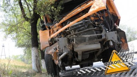 Погиб водитель: грузовик протаранил автобус на трассе Алматы-Бишкек