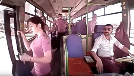 Вышла из автобуса на ходу: гибель 18-летней девушки попала на видео
