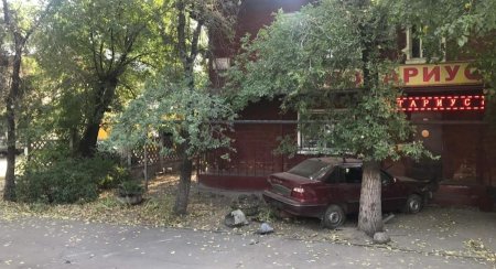 Автомобиль сбил сидевшего на скамейке человека в Алматы