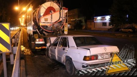 3 человека пострадали: Mercedes врезался в автоцистерну в Алматы