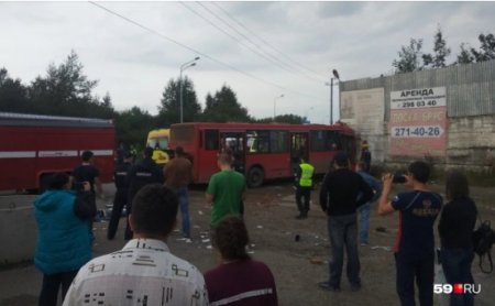 "Было много крови": автобус протаранил магазин в Перми