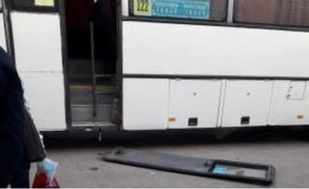 Дверь рейсового автобуса упала на карагандинку