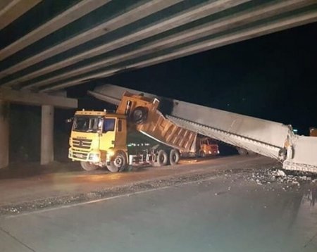 Мост обрушился на грузовик в Павлодарской области