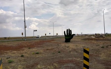 "Памятник коррупционеру": торчащая из земли рука удивила карагандинцев