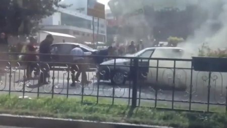 Авто загорелось на проспекте Абая в Алматы