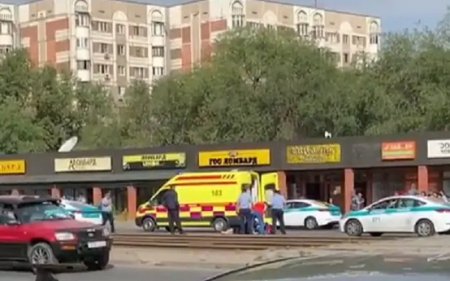 Полицейская машина сбила выбежавшую на дорогу женщину в Алматы