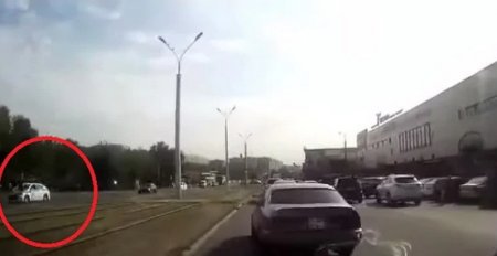 Появилось видео наезда полицейской машины на женщину в Алматы