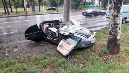 Lexus «обнял» столб на мокрой дороге в Алматы