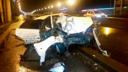 Toyota Windom врезалась в опору пешеходного моста в Алматы. Водитель погиб