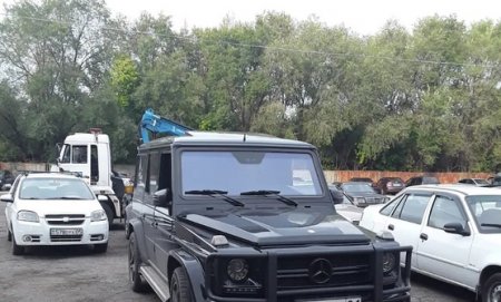 Водитель Gelandewagen с подложными номерами ездил задним ходом в Алматы