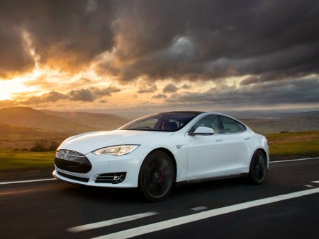 Мчащуюся на скорости 100 км/ч Tesla со спящим водителем сняли на видео