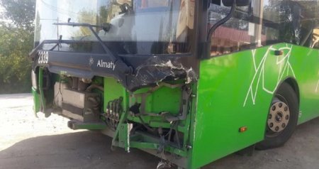 Трое пострадало: внедорожник столкнулся лоб в лоб с пассажирским автобусом в Алматы