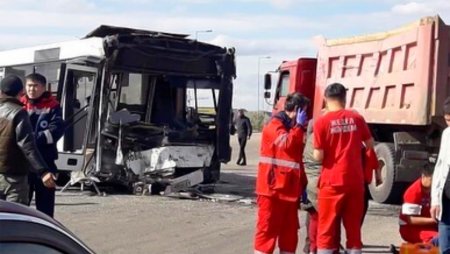 Грузовик врезался в автобус в Нур-Султане