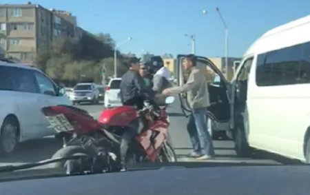 Не разъехались: водители устроили потасовку прямо на проезжей части в Актау
