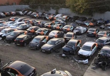 Кладбище каршеринга: появилось фото с десятками разбитых арендных машин
