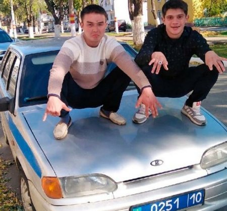 Пьяные парни сфотографировались на капоте полицейской машины в Рудном