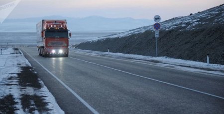 Трассу закрыли на востоке Казахстана из-за снега