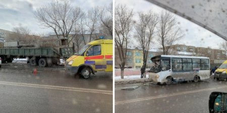 Рейсовый автобус врезался в грузовик в Караганде: пострадали четверо человек