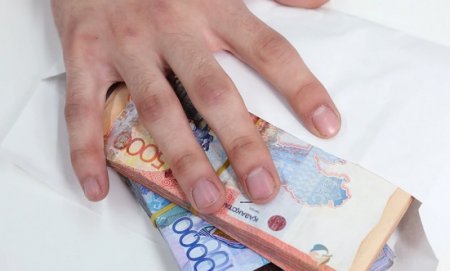 Судью поймали на взятке в 3 тыс. долларов в Алматы
