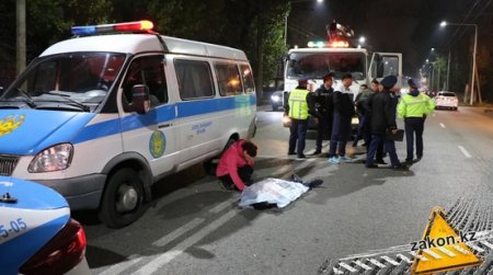 Сидел на дороге: пешеход погиб под колесами "легковушки" в Алматы
