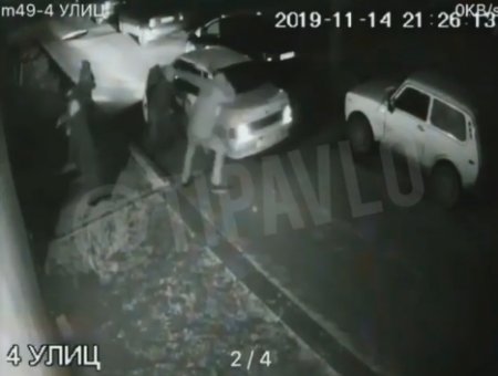 Водитель бросился с битой на парня, не уступившего ему дорогу в Павлодаре