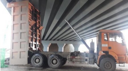 Грузовик снова врезался в мост в Павлодарской области