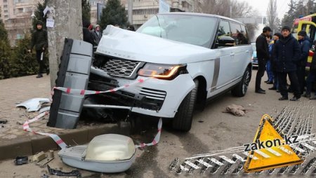 Водитель элитного авто устроил массовую аварию и сбил 4 человек в Алматы