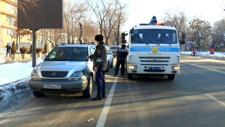 Десять водителей оштрафовали за парковку на выделенке на Толе би в Алматы
