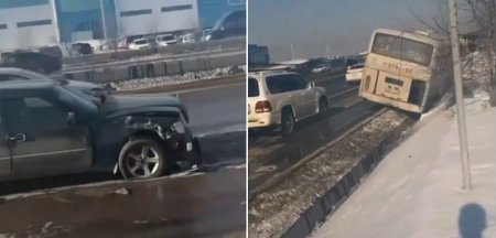 Mercedes протаранил пассажирский автобус и столкнул его в арык в Алматы