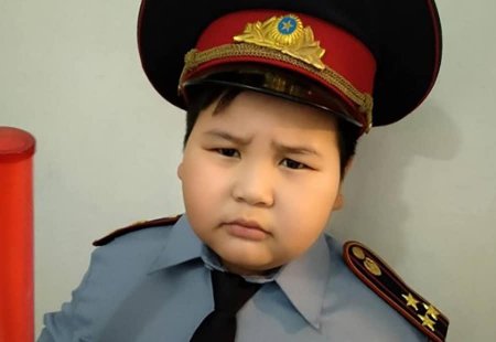 Мальчик надел костюм полицейского на утренник и получил подарок от главы МВД