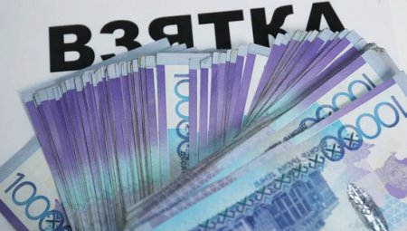 Полицейского задержали с поличным при получении взятки от алиментщика в Павлодаре