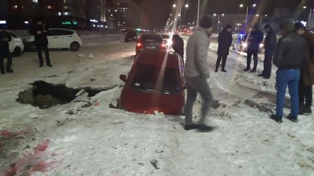 Автомобиль провалился под землю в Нур-Султане