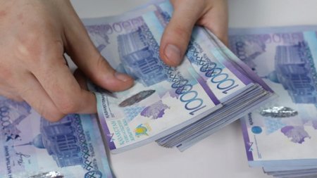 Сообщившим о взятках казахстанцам выплатили 1,5 млн тенге