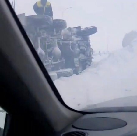 Метель и снежные заносы продолжаются на дорогах Казахстана.