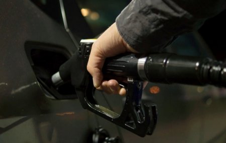 Как распознать недолив бензина на заправке, рассказал эксперт