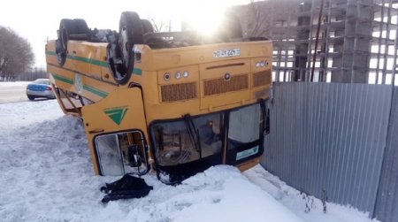 Автобус перевернулся в Актобе: пострадали 26 человек
