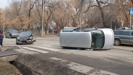 На Гагарина в Алматы не перестают биться автомобили