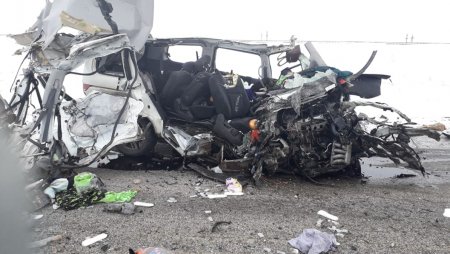 Honda Elysion лоб в лоб столкнулась с фурой в Актюбинской области