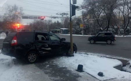 Снял номера и сбежал: оставившего авто на месте ДТП водителя разыскивают в Алматы