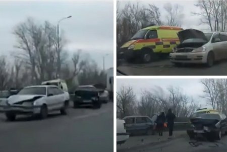Четыре автомобиля столкнулись на трассе в Уральске: есть пострадавшие