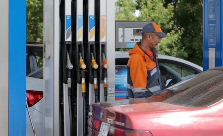 Почему вместе с нефтью не падают цены на бензин в Казахстане